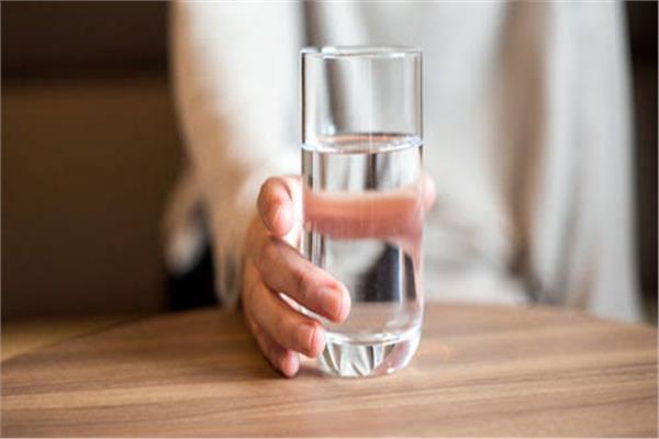 ما يحدث لجسمك عند شرب الماء الساخن