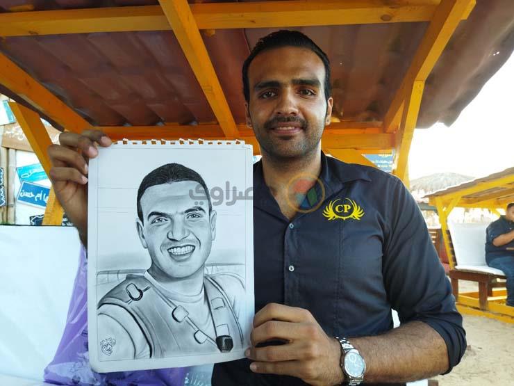 شاب يرسم نجوم الفن والرياضة بالفحم في بورسعيد
