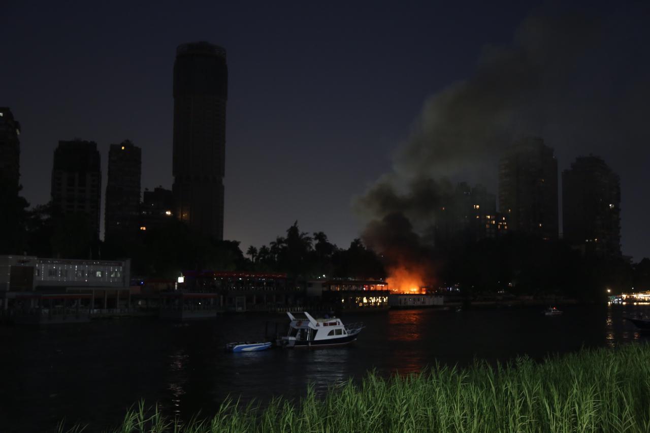 السيطرة على حريق مركب سياحي عائم بكورنيش النيل "فيديو"