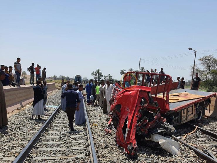 تصادم قطار بسيارة نصف نقل في قنا 