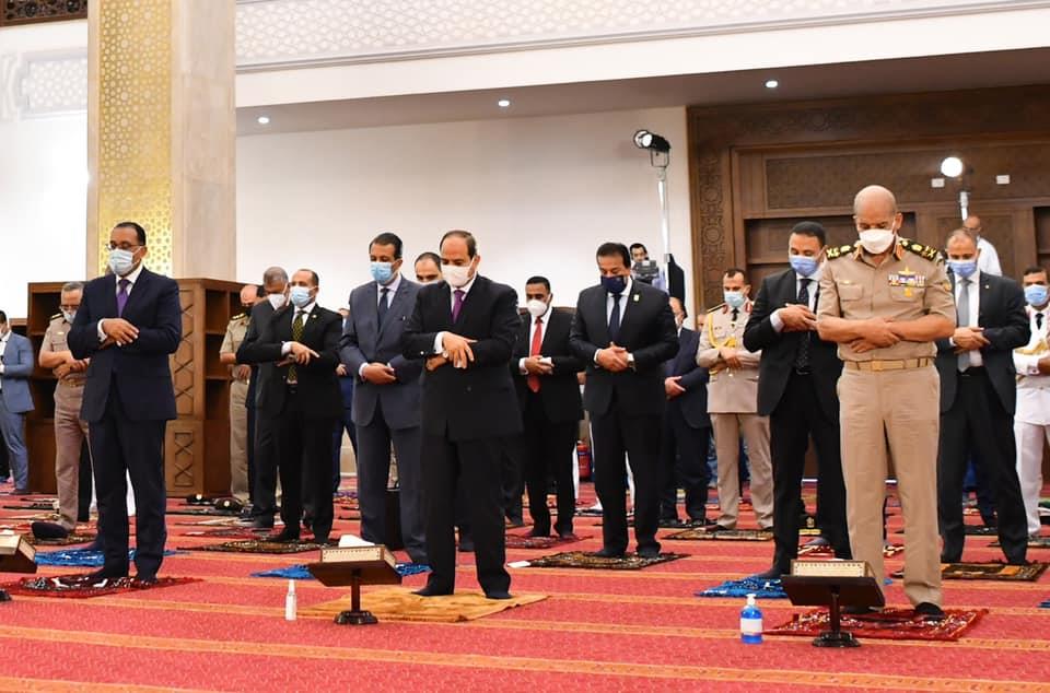 الرئيس السيسي يؤدي صلاة عيد الأضحى بمسجد مالك الملك في العلمين الجديدة