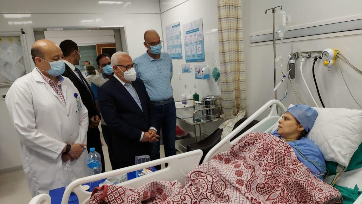 محافظ بورسعيد يتفقد مستشفى النصر ويستجيب لطلبات المرضى