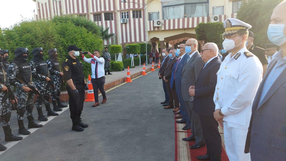 محافظ بورسعيد يزور مقر  قوات الأمن لتهنئة رجال الشرطة بالعيد
