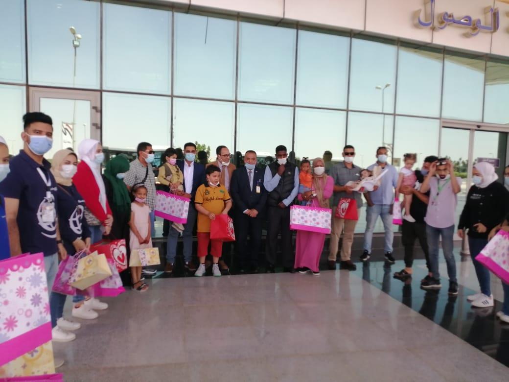 مطار أسيوط يستقبل 30 طفلا ليبيًا للعلاج