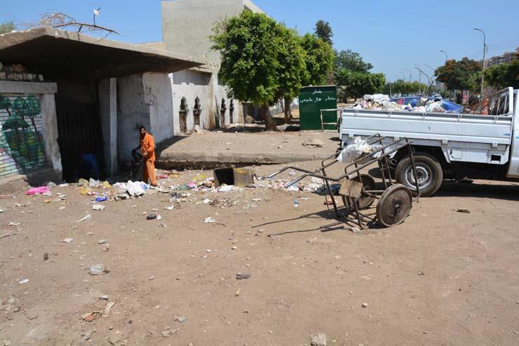 محافظ المنيا يتابع رفع القمامة أمام مدرسة ثانوي