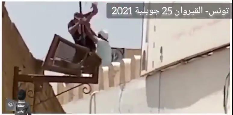 إلقاء شاب من أعلى بناية.. عنف النهضة التونسية يُعيد للأذهان جرائم إخوان مصر (فيديو)