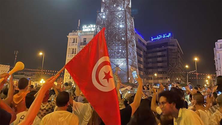 أكبر تحدٍ منذ ثورة ٢٠١١.. ماذا يحدث في تونس؟ أكبر تحدٍ منذ ثورة ٢٠١١.. ماذا يحدث في تونس؟