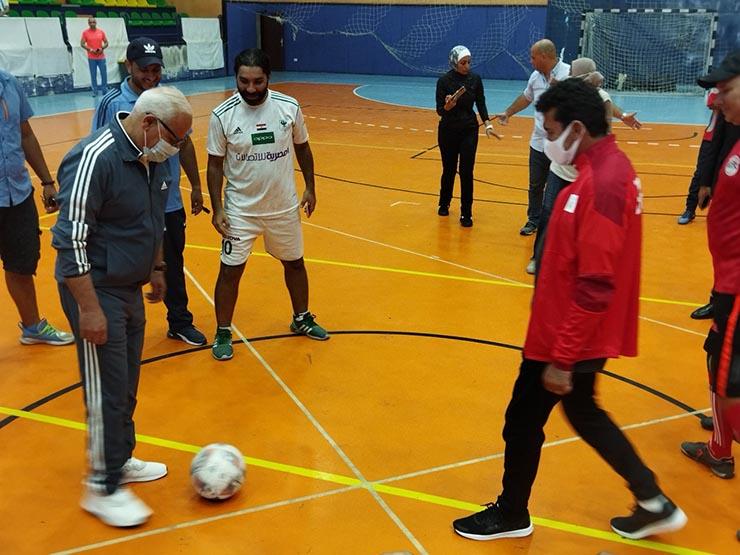 وزير الرياضة ينفذ ركلة بداية مباراة للرواد في بورسعيد