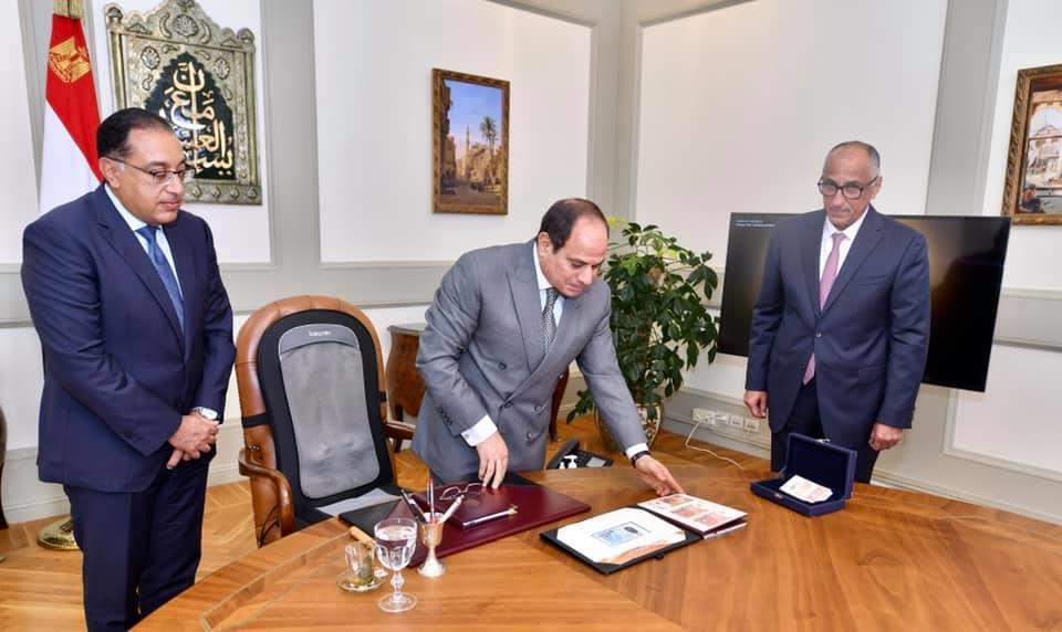 فئة 10 جنيهات.. تفاصيل أول عملة بلاستيكية تصدر في مصر اطلع عليها السيسي فئة 10 جنيهات.. تفاصيل أول عملة بلاستيكية تصدر في مصر اطلع عليها السيسي