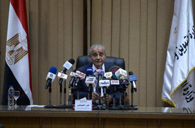 مصادرة البطاقة وغلق المنشأة.. وزير التموين يكشف عقوبات ترك بطاقات الدعم لدى المخابز مصادرة البطاقة وغلق المنشأة.. وزير التموين يكشف عقوبات ترك بطاقات الدعم لدى المخابز