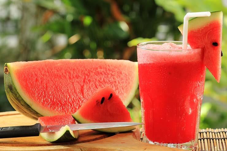 شرب عصير البطيخ دون إضافة سكر، يساعد على حرق الدهون وتنشيط الدورة الدموية