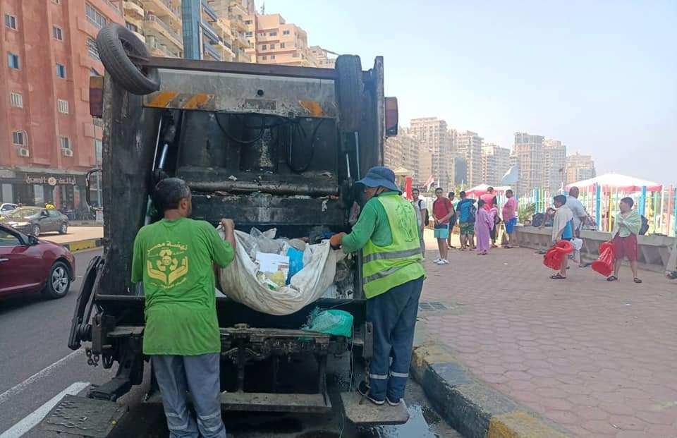 رفع القمامة من شواطئ الإسكندرية 