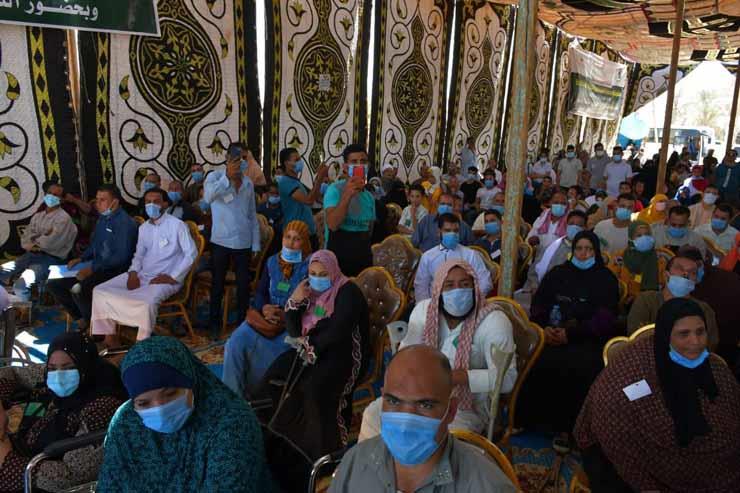 محافظ الفيوم ورئيس جامعة الأزهر يتفقدان أعمال القافلة الطبية في قرية الغرق 
