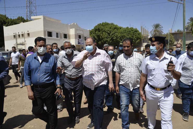 محافظ أسيوط يشهد انطلاق القافلة الطبية الشاملة بقرية النواورة بالبدارى