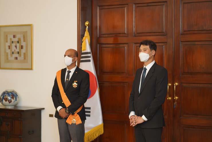 السفير الكوري يُكرم أسرة الفولي بنوط الرياضة (5)