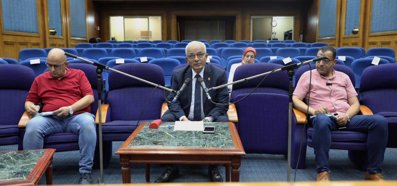 لبدء عام دراسي آمن.. "التعليم" تتابع مع المديريات تلقي العاملين التطعيم ضد "كورونا" لبدء عام دراسي آمن.. "التعليم" تتابع مع المديريات تلقي العاملين التطعيم ضد "كورونا"