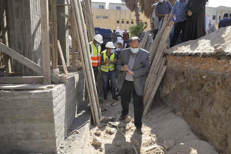 محافظ أسيوط يتفقد أعمال انشاء مجمع الخدمات بقرية أولاد الياس 