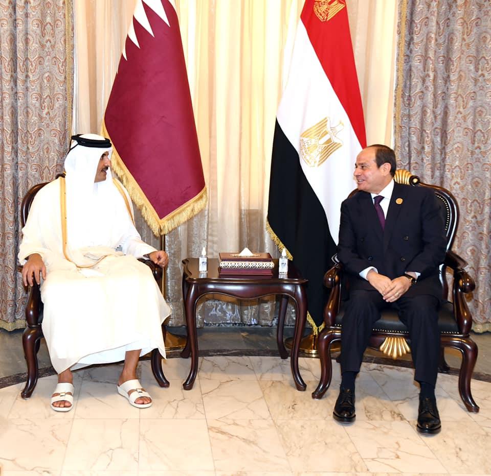 لقاء الرئيس السيسي وأمير قطر على هامش قمة بغداد