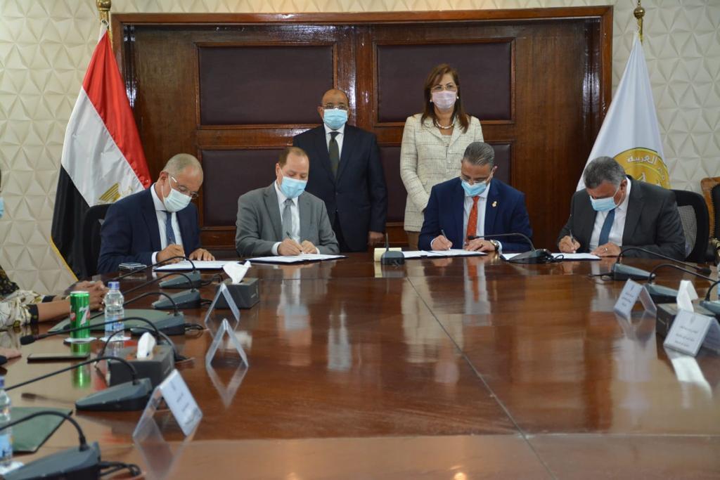 توقيع عقد إقامة أول مجمع صناعي بالفيوم 