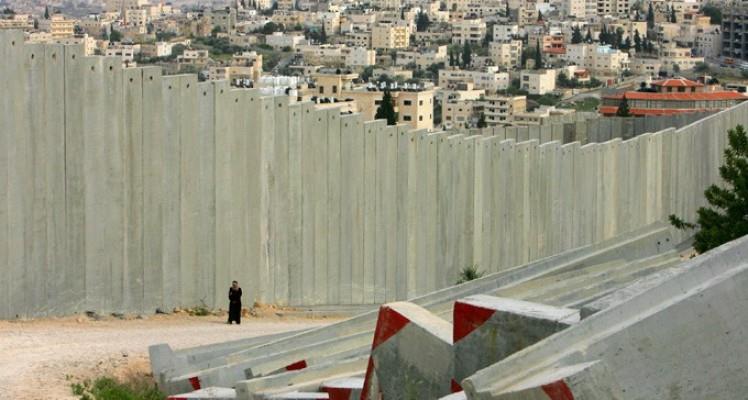 فلسطيني يرسم معاناة وطنه مع الاحتلال