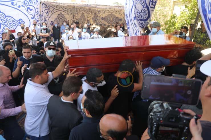 حسن الرداد ورامي رضوان يحملان نعش دلال عبدالعزيز في المقابر