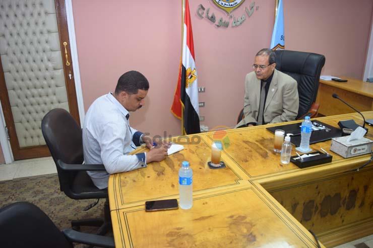 محرر مصراوي مع رئيس جامعة سوهاج خلال الحوار