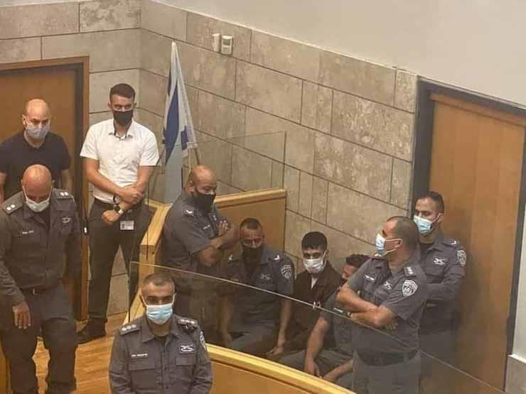 أسيرين فلسطينيين يظهران داخل محكمة الاحتلال