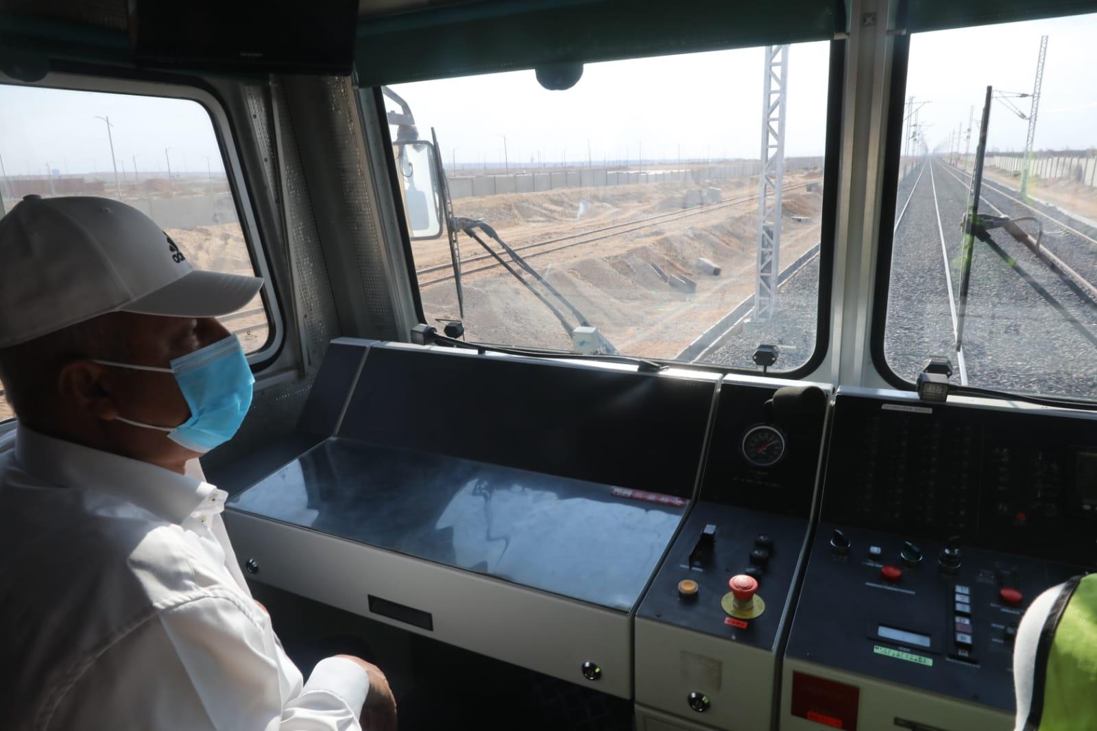 وزير النقل يستقل جرار اختبارات أعمال السكة لمشروع قطار LRT