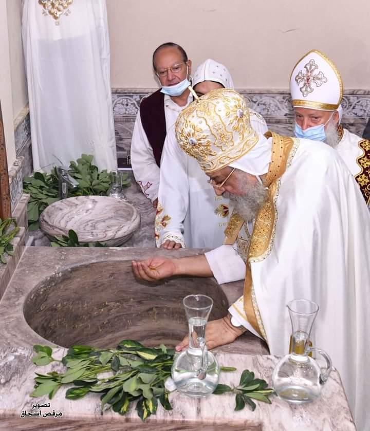 البابا تواضروس يترأس القداس الإلهي في كنيسة العذراء والأنبا تكلا