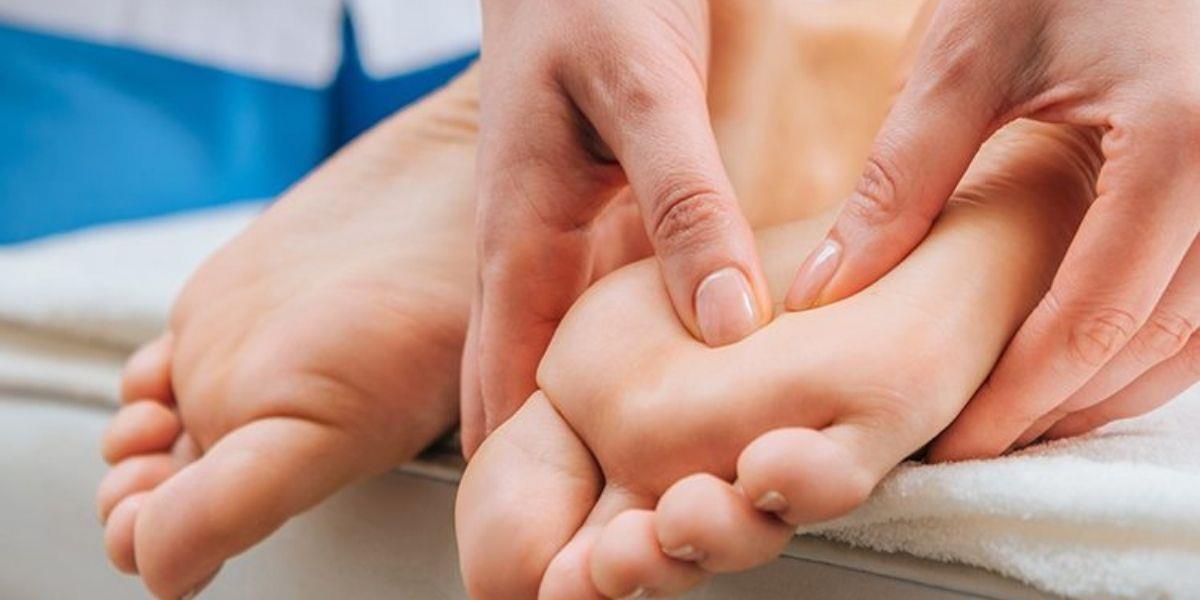 3 علامات تحذيرية على قدميك تكشف ارتفاع الكوليسترول في الدم