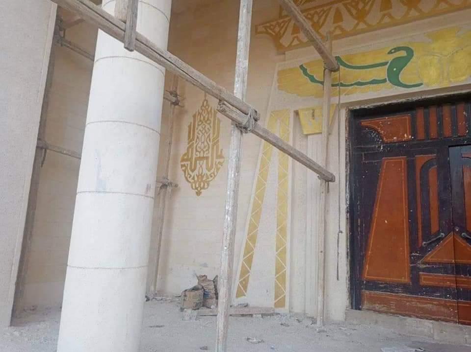 رسوم فرعونية على واجهة مسجد تثير الجدل بالفيوم