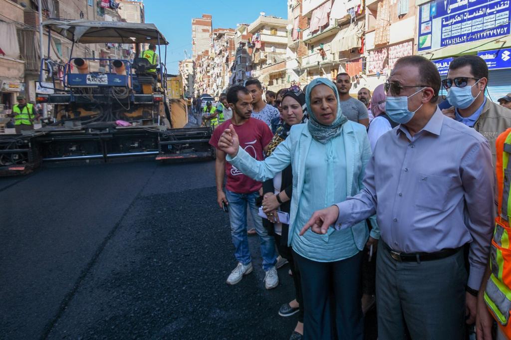 محافظ الإسكندرية يتفقد أعمال رصف منطقة الحضرة