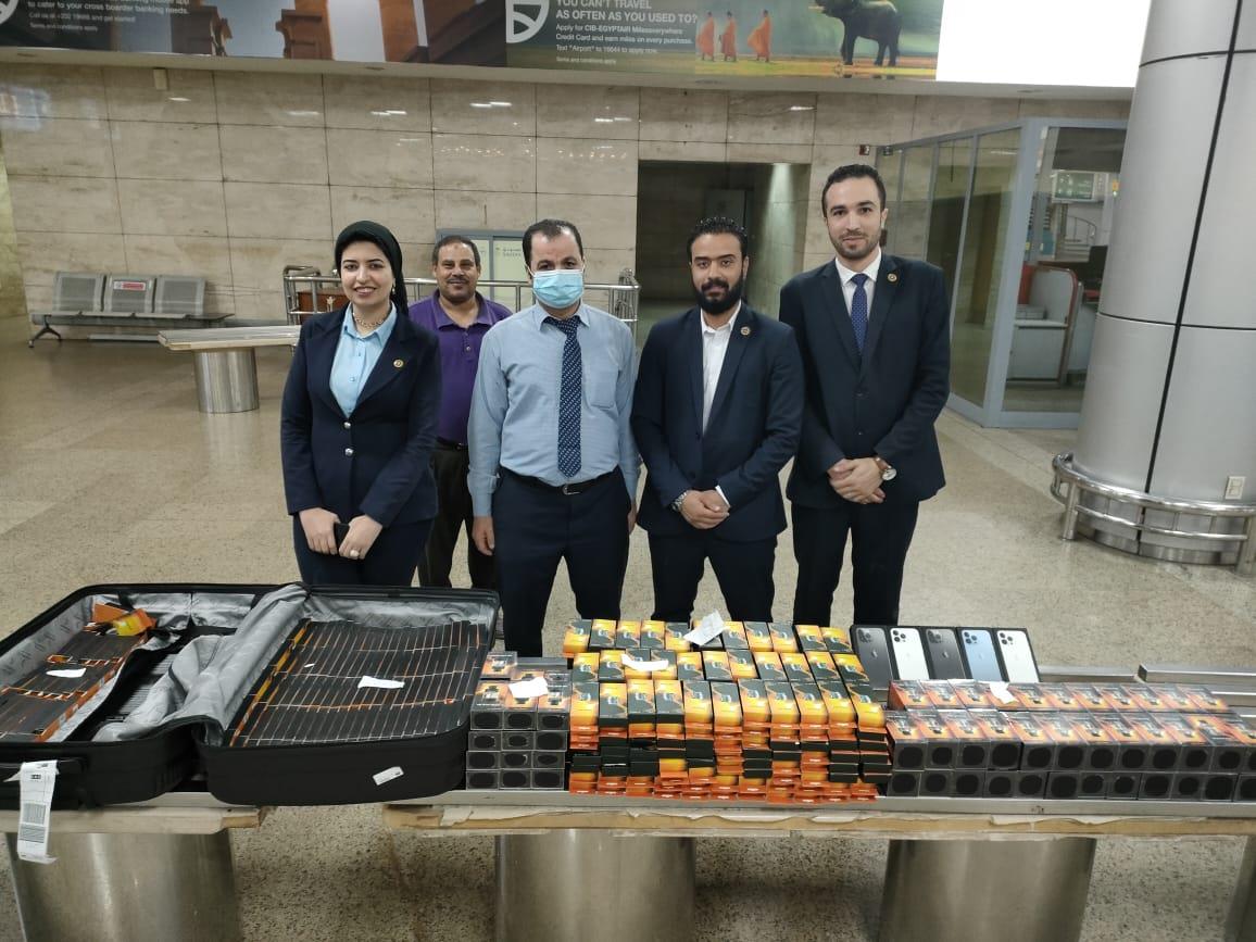 ضبط هواتف وشيش إلكترونية مع راكب سوري بمطار القاهرة