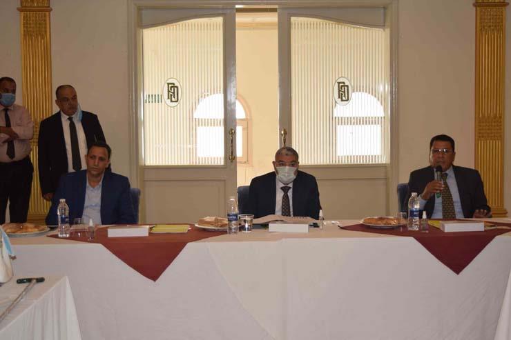 محافظ المنيا يشهد الاجتماع الأول للجنة العليا لإدارة المخلفات الصلبة