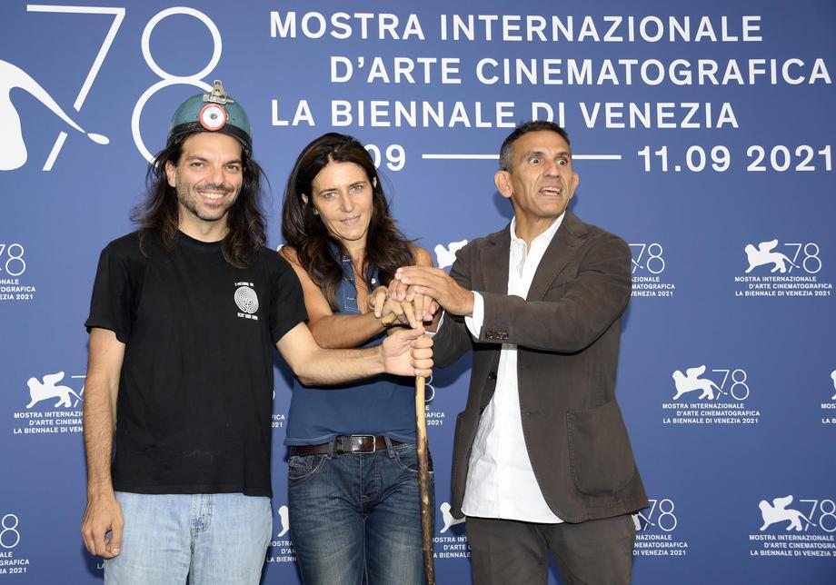 المخرج الإيطالي مايكل أنجلو فرامارتينو ، وكاتب السيناريو الإيطالي جيوفانا جولياني، والإيطالي ليوناردو زاكارو صورة من epa