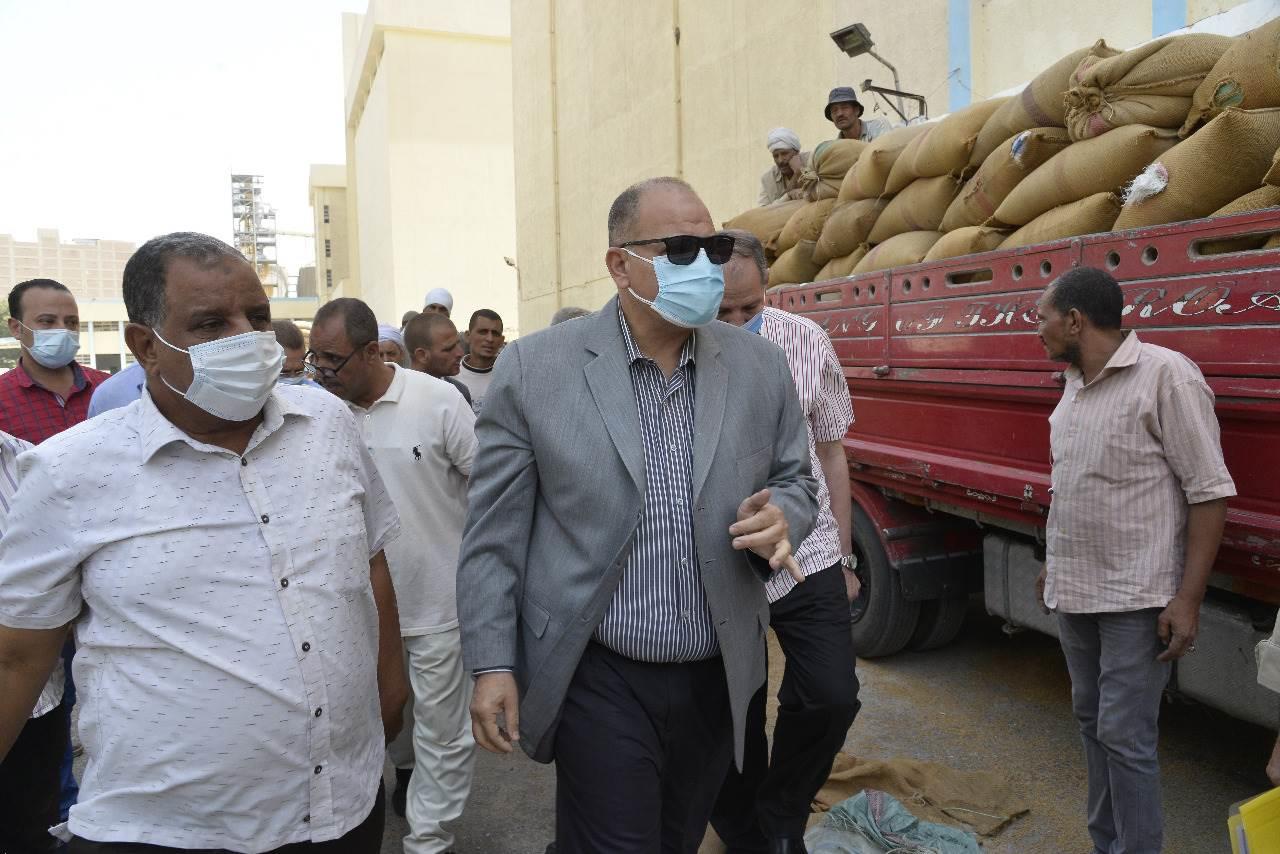 محافظ أسيوط يتفقد صوامع شركة مطاحن مصر الوسطى للتأكد من سلامة الاقماح  