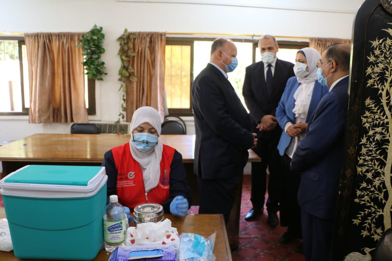 محافظ القاهرة يتفقد مركز التطعيم ضد كورونا