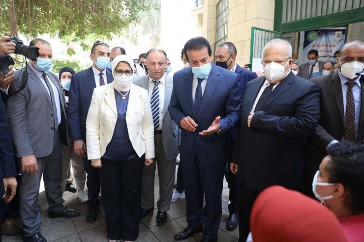 وزيرا التعليم العالي والصحة ورئيس جامعة القاهرة يتفقدون مراكز التطعيم 