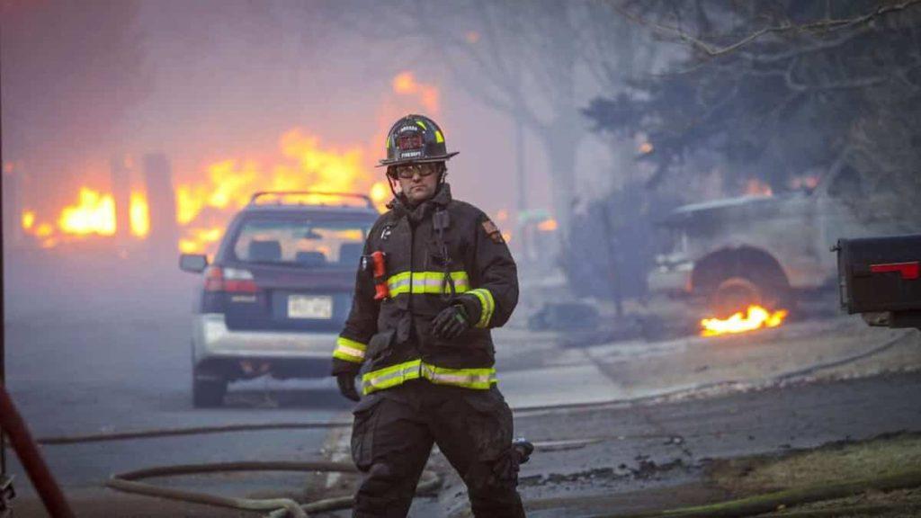 أحد رجال الإطفاء في كولورادو الأمريكية