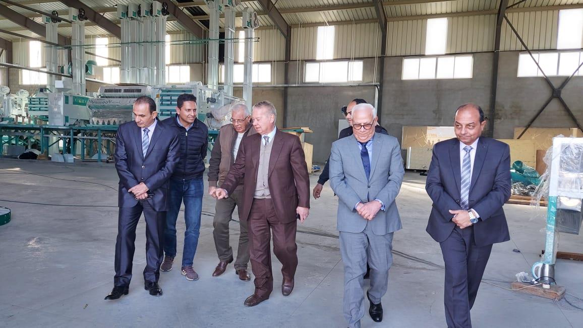 محافظ بورسعيد يتفقد أعمال إنشاء مضرب الأرز