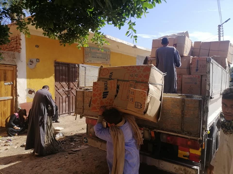 توزيع بطاطين على قرى أسوان