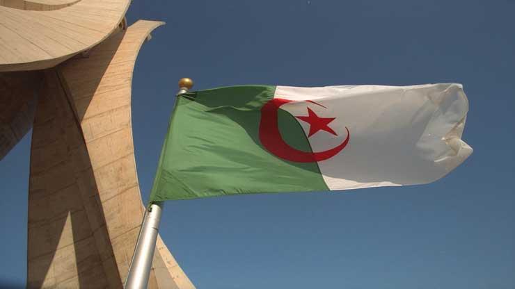 الجزائر تعرب عن قلقها إزاء اشتباكات طرابلس وتدعو إلى ضبط النفس الجزائر تعرب عن قلقها إزاء اشتباكات طرابلس وتدعو إلى ضبط النفس