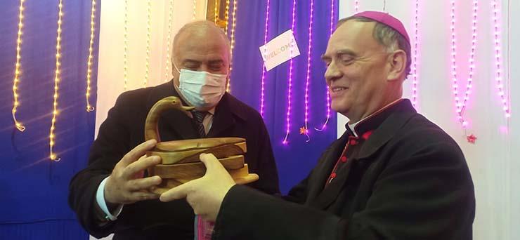 هدية تراثية من محافظ قنا لسفير الفاتيكان 