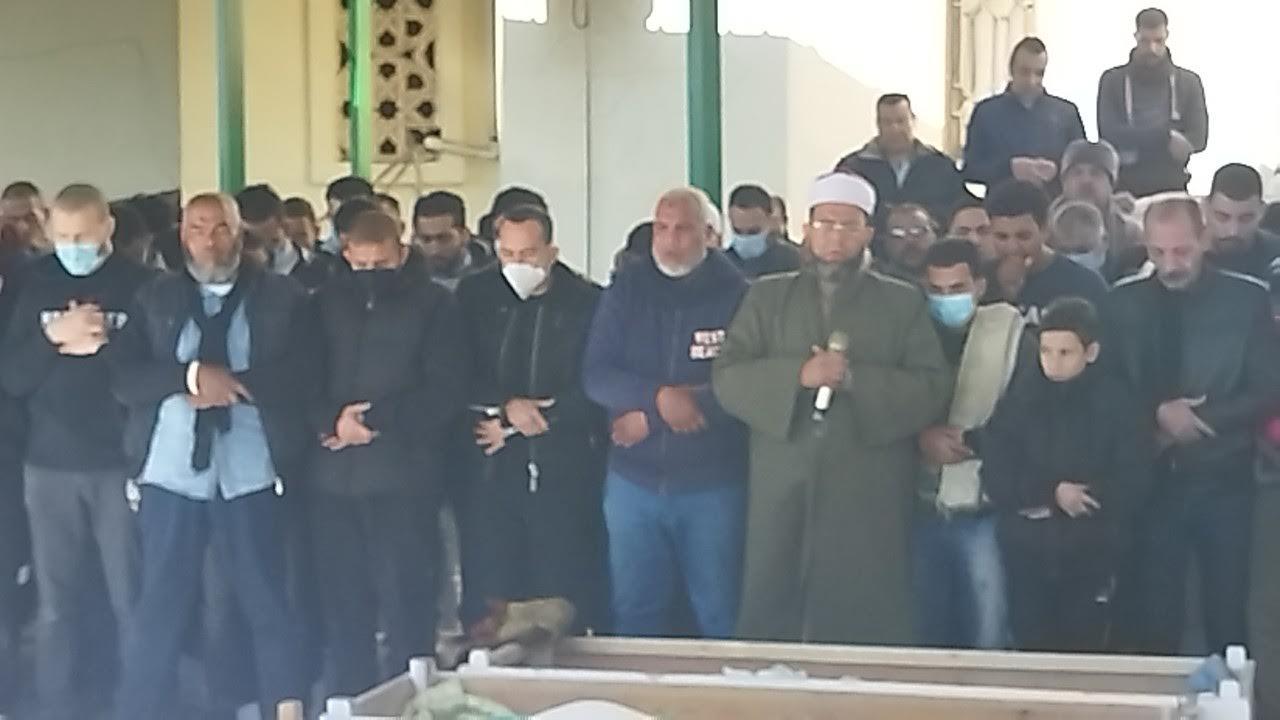 صور.. محمد زيدان يؤدي صلاة الجنازة على والده في بورسعيد | مصراوى