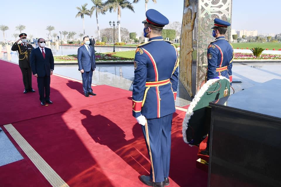 الرئيس السيسي يضع إكليل زهور على النصب التذكاري بأكاديمية الشرطة