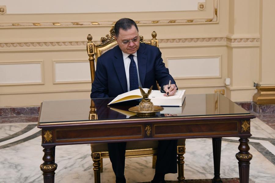 وزير الداخلية يصدر لائحة تعاقدات صندوق مشروعات أراضي الوزارة وزير الداخلية يصدر لائحة تعاقدات صندوق مشروعات أراضي الوزارة