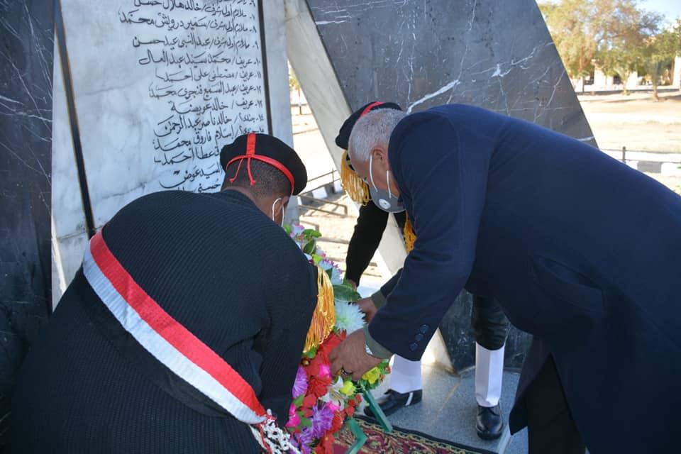 محافظ ومدير أمن الوادي الجديد يضعان إكليل الزهور على نصب شهداء الشرطة