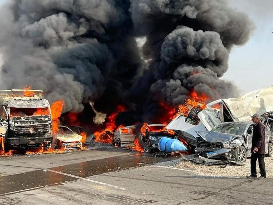 «تريلا» مجنونة تحول 10 سيارات إلى كوم صفيح تفاصيل حادث الأوسطي المروع