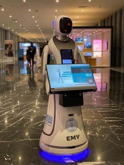 روبوت للتعقيم يظهر في منتدى شباب العالم