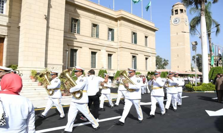 "موسيقى الشرطة" تجوب جامعة القاهرة احتفالًا بانتصارات أكتوبر وبداية الدراسة